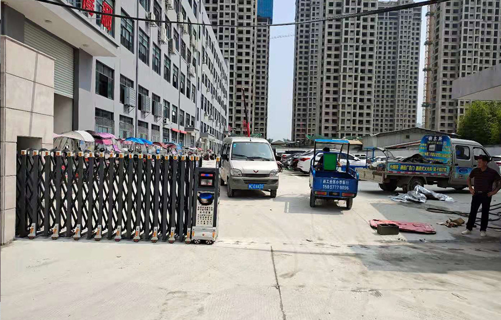 自动伸缩门