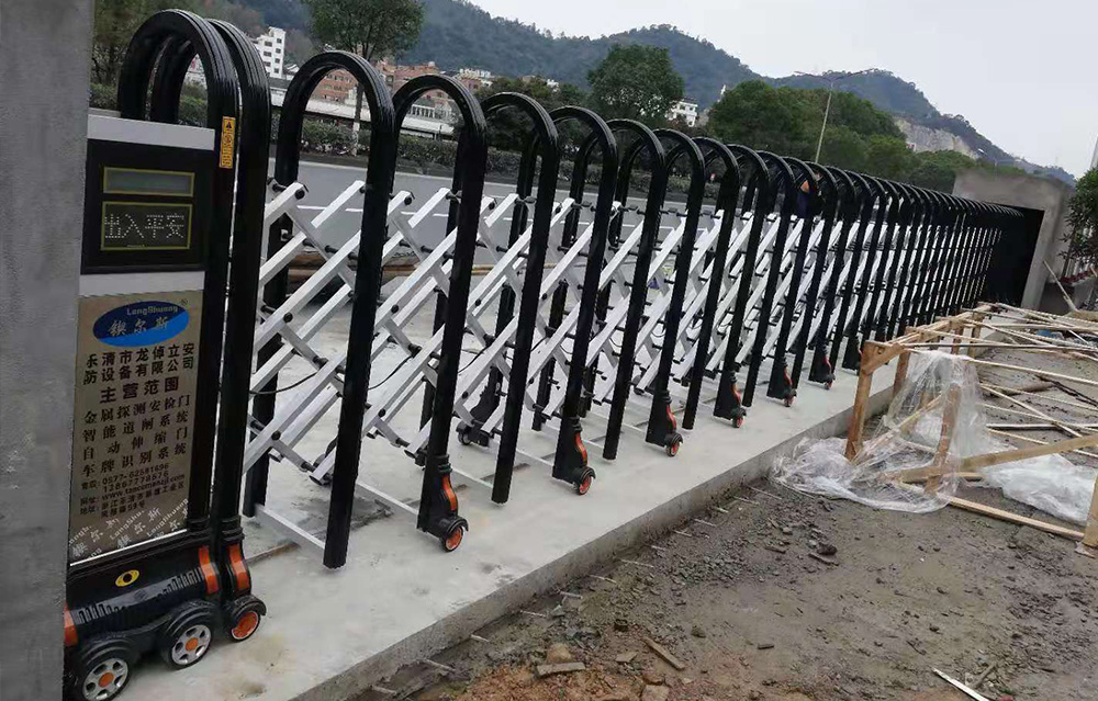 自动伸缩门